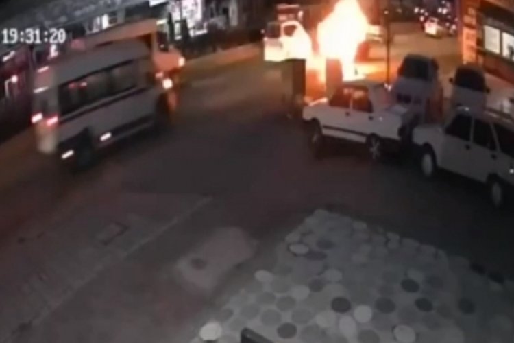 İzmir'de otomobil patlama sonrası alev aldı