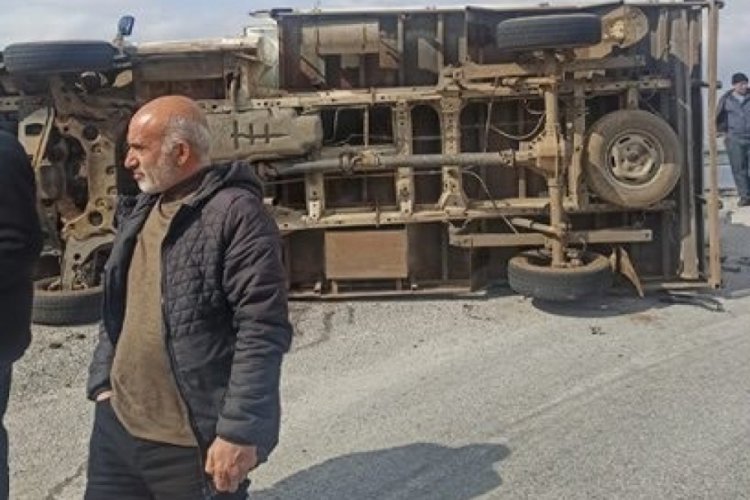 Virajı alamayan kamyon devrildi!