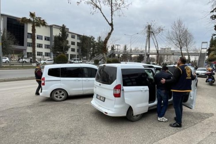Torna d&uuml;kkanında hırsızlık! 3 ş&uuml;pheli yakalandı