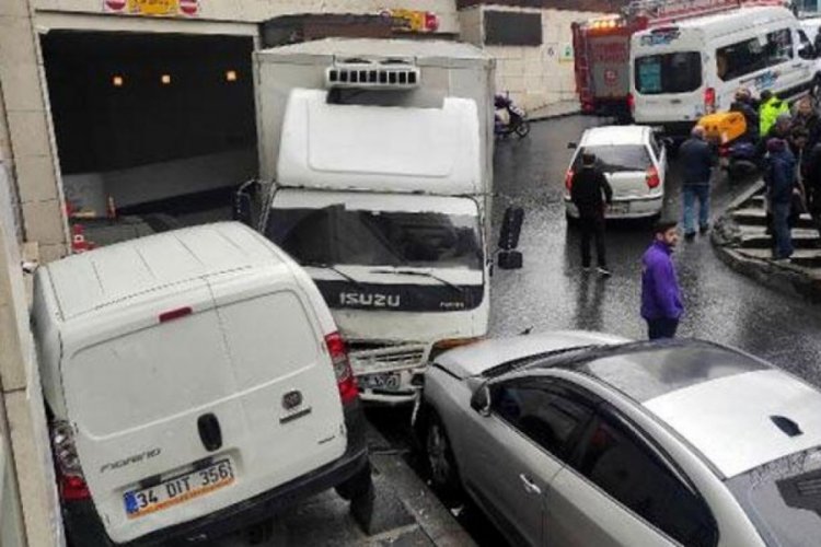 İstanbul'da kamyonet park halindeki 6 araca &ccedil;arptı