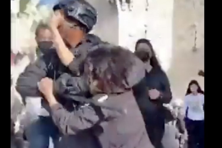 İsrail askerinden Filistinli kız &ccedil;ocuğuna şiddet!