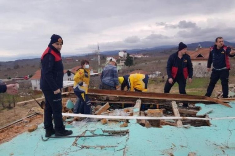 D&uuml;zce'de yıktıkları binanın altında kaldılar