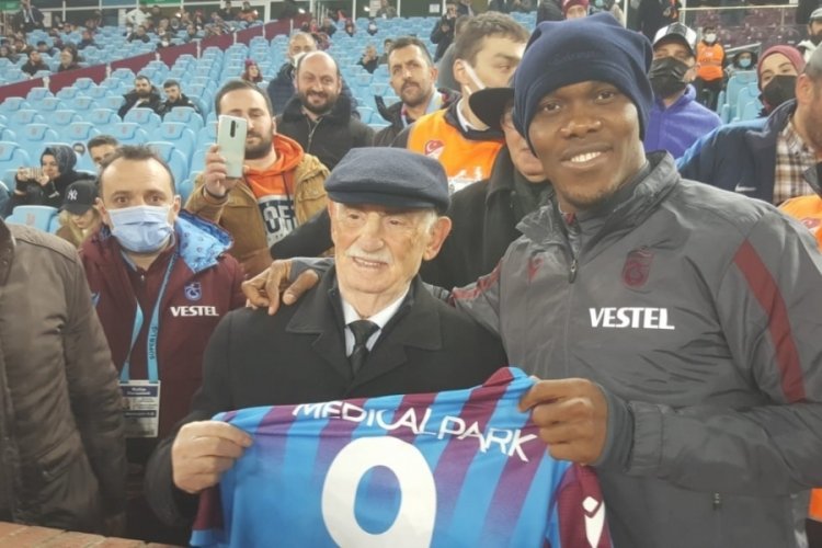 83 yaşındaki Trabzonspor taraftarı Halit Ayg&uuml;n, Nwakaeme ile buluştu