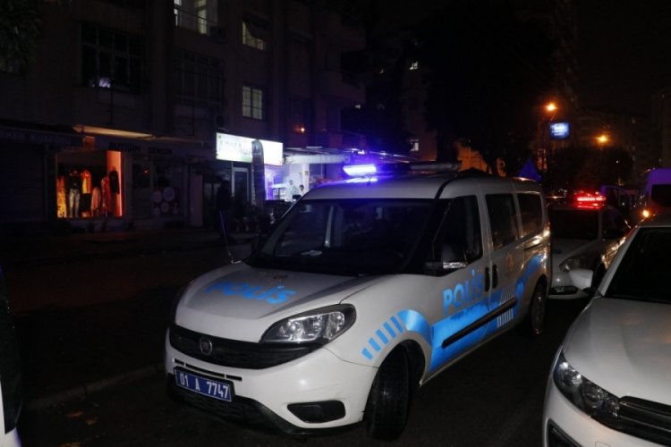 Kaldırımda y&uuml;r&uuml;rken silahlı saldırıya uğradılar
