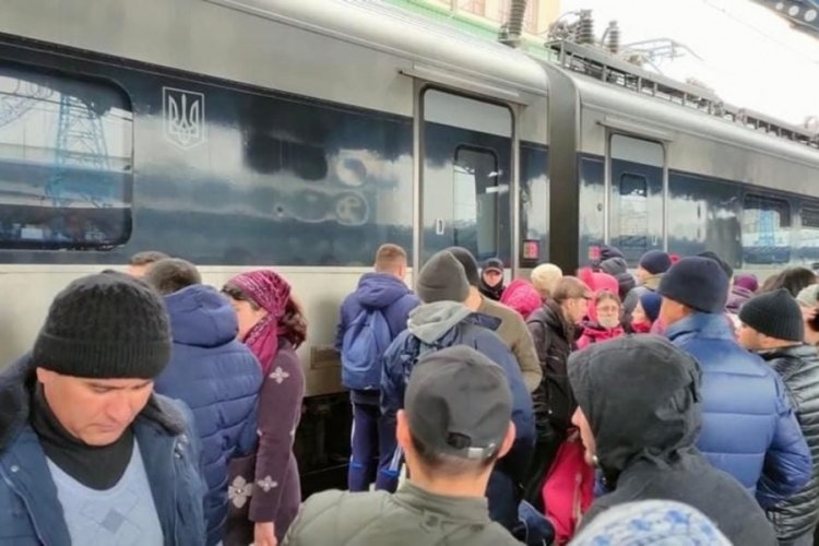 Kiev'den ka&ccedil;ış seferi! Tren istasyonlarında izdiham...