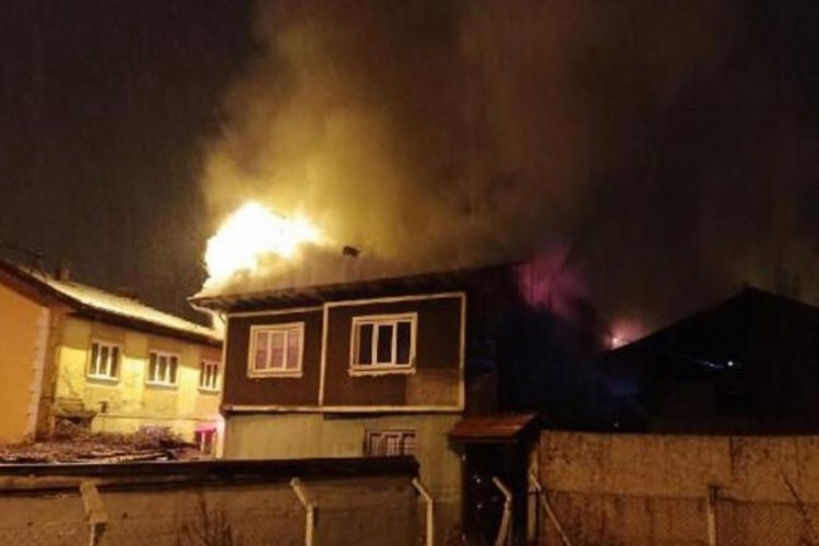Kastamonu'da 2 katlı binada yangın!