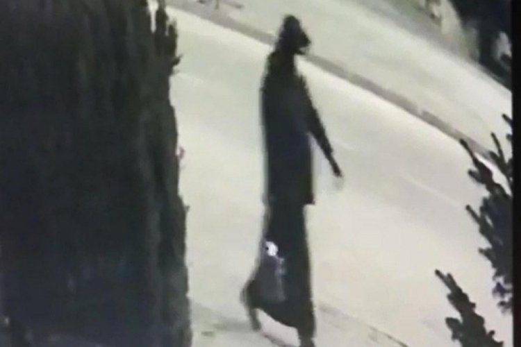 Denizli'de kadın kıyafeti giyip, karısının otomobilini kundakladı