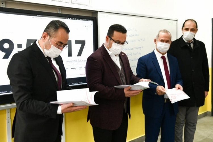 Bursa Mustafakemalpaşa'da sınava hazırlanan &ouml;ğrencilere destek