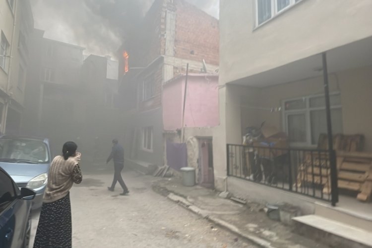 Bursa'da yangın &ccedil;ıkan ev kullanılamaz hale geldi