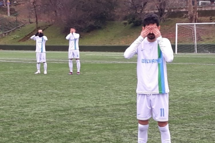 Futbolcular elleriyle g&ouml;zlerini kapatarak hakem hatalarını protesto etti