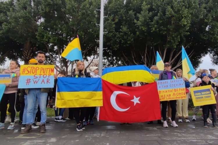 Savaştan ka&ccedil;an aile, Antalya'da protestoya katıldı