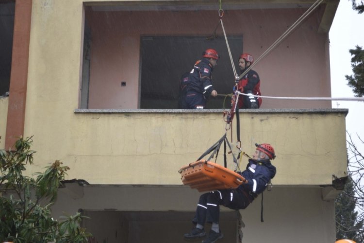 Deprem tatbikatında enkaz altında kalanlar kurtarıldı