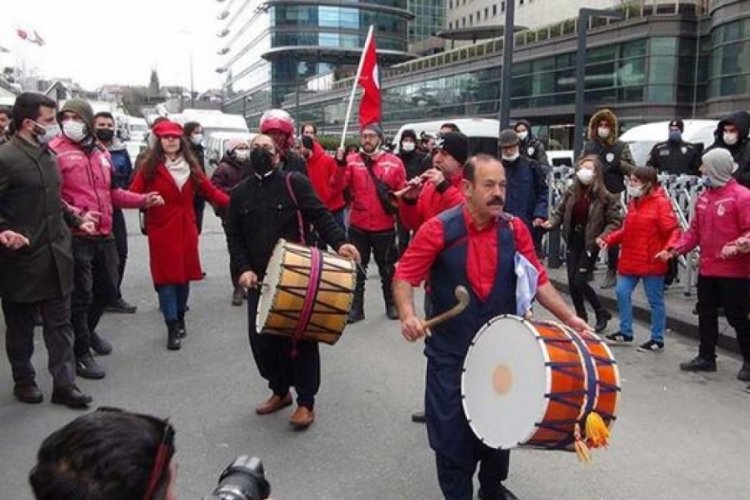 İstanbul'da kuryelerden halaylı eylem