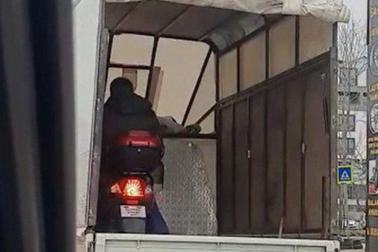 Bursa'da kamyonetin kasasında motosikletle yolculuk