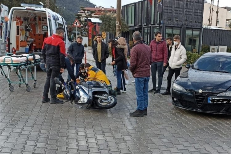 Ehliyetsiz s&uuml;r&uuml;c&uuml; motosiklete &ccedil;arptı: 1 yaralı
