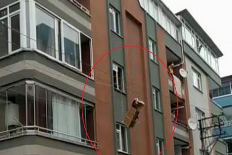Hayatını kurtaran 3 polis memurunu hastanelik etti