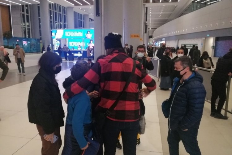 Ukrayna'dan d&ouml;nen T&uuml;rkler g&ouml;zyaşlarıyla karşılandı