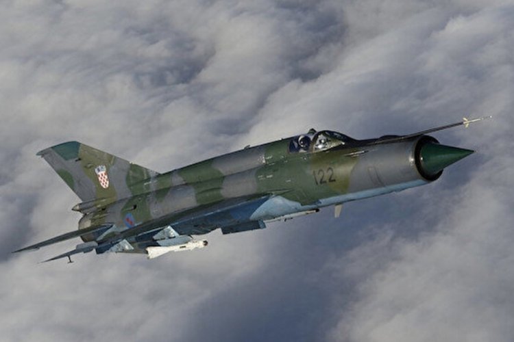 Romanya'da savaş u&ccedil;ağı ile askeri helikopter d&uuml;şt&uuml;