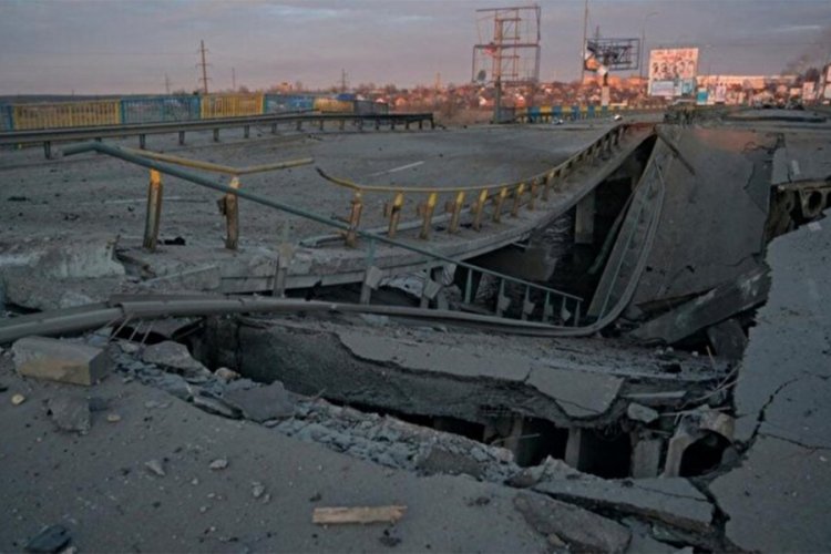 Kiev &ccedil;evresindeki k&ouml;pr&uuml;ler Rusya'ya karşı &ouml;nlem olarak havaya u&ccedil;uruluyor
