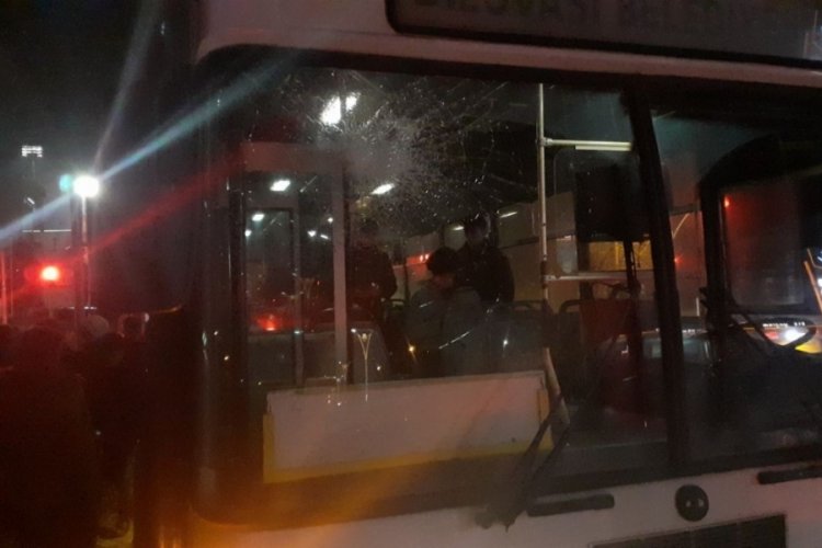 Takım otob&uuml;s&uuml;ne taşlı saldırı