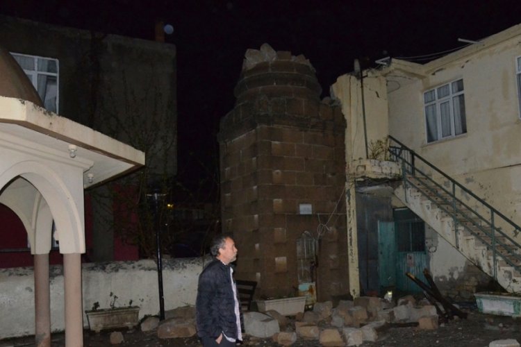 Fırtına, caminin minaresini yıktı