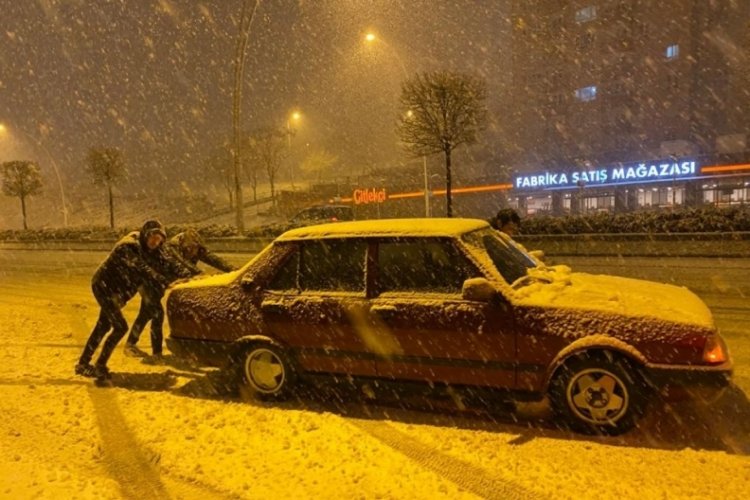 Ankara'da kar yağışı tedbirsiz s&uuml;r&uuml;c&uuml;leri yolda bıraktı
