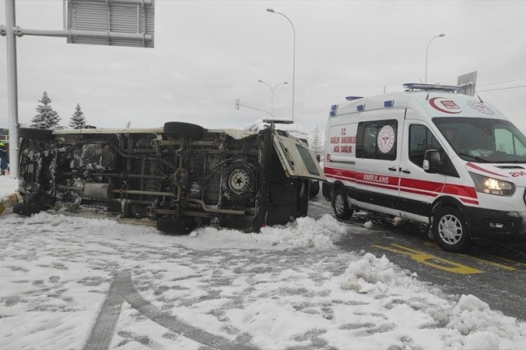 İş&ccedil;i servisleri kafa kafaya girdi! 11 yaralı...
