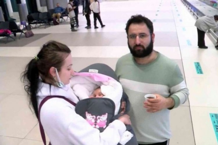 Ukrayna'da doğan T&uuml;rk bebek ailesiyle birlikte yurda d&ouml;nd&uuml;