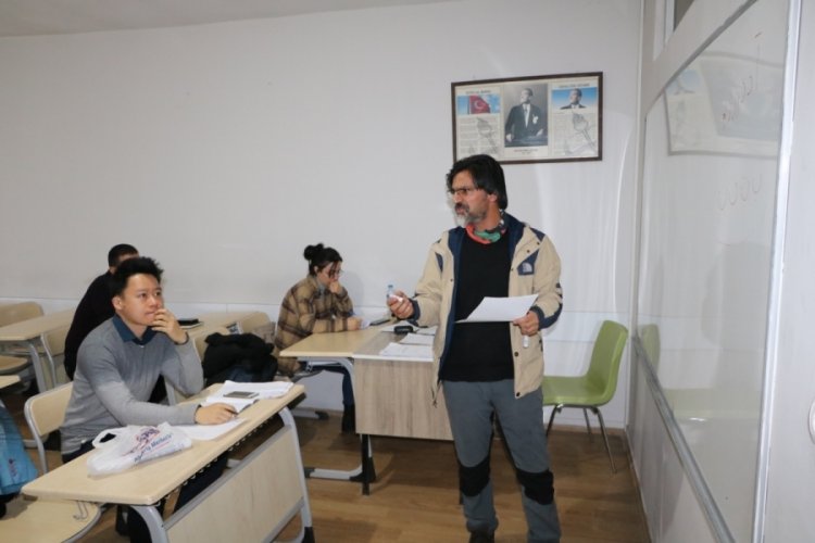 &Ccedil;inli turist Hakkari'de Fars&ccedil;a &ouml;ğreniyor