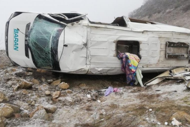 Bilecik'te iş&ccedil;i servisi kaza yaptı: 6 yaralı