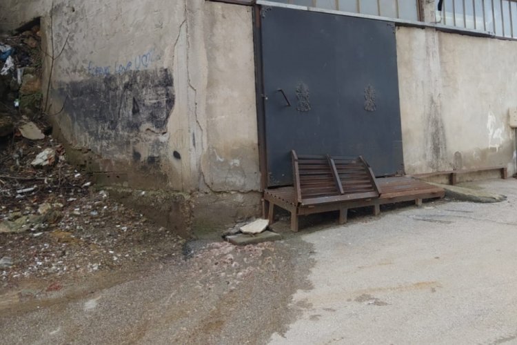 Bursa'nın o mahallesinde binadakiler uzlaşamadı, pislikler sokağa aktı (&Ouml;ZEL HABER)