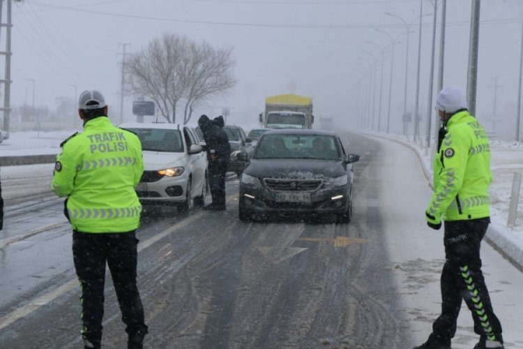 Kar yağışı, tipi ve buzlanma o yolu kapattı!
