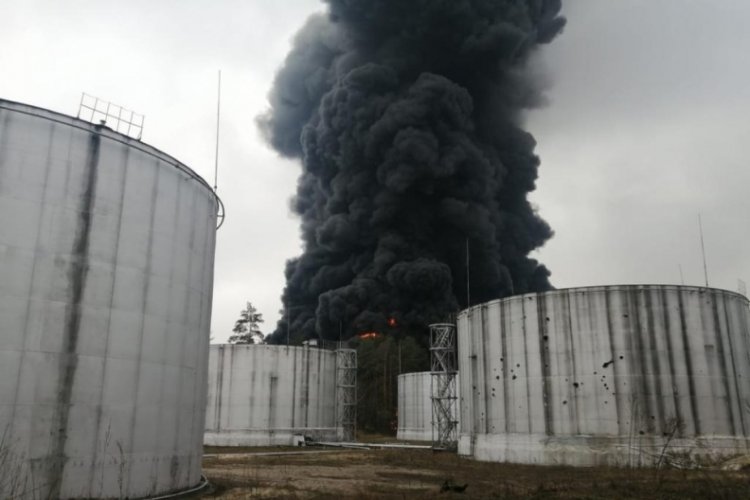 &Ccedil;ernihiv b&ouml;lgesinde petrol rafinerisi vuruldu