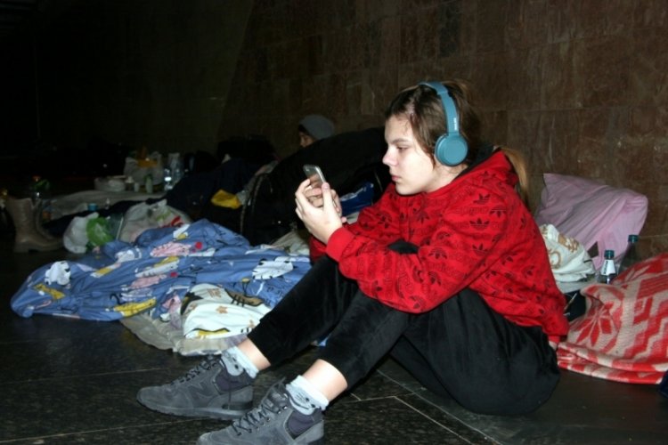 Kiev metrosunda halkın gergin bekleyişi...