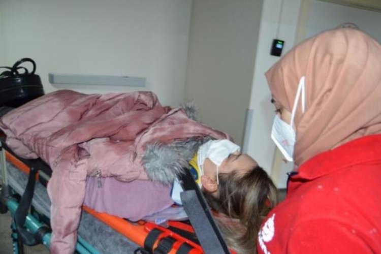 Aksaray'da personel taşıyan minib&uuml;s kaldırıma &ccedil;arptı