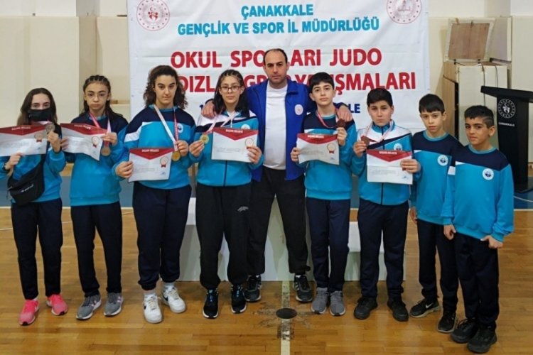 Gemlikli sporcular madalya ile d&ouml;nd&uuml;