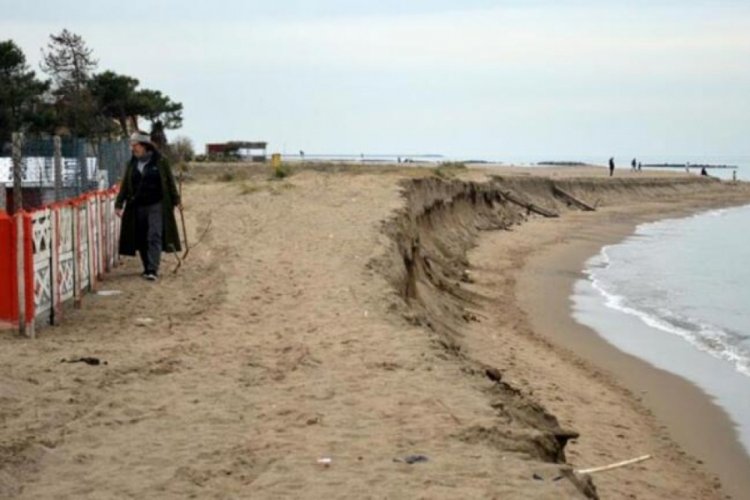Sakarya'da Karadeniz, bu il&ccedil;eyi par&ccedil;a par&ccedil;a yutuyor