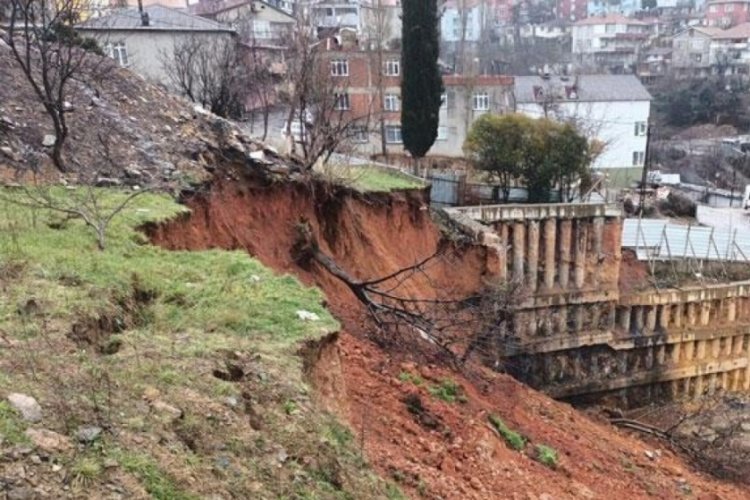 İstanbul Kartal'da inşaatta toprak kayması