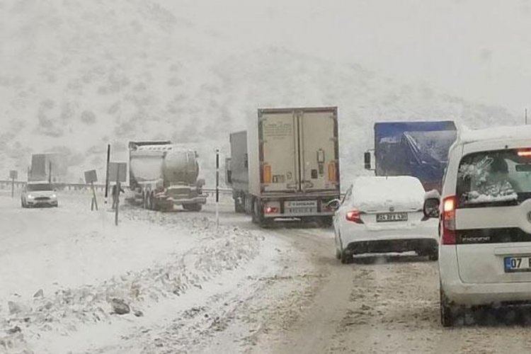 Denizli'de kar yağışı s&uuml;r&uuml;c&uuml;lere zor anlar yaşattı