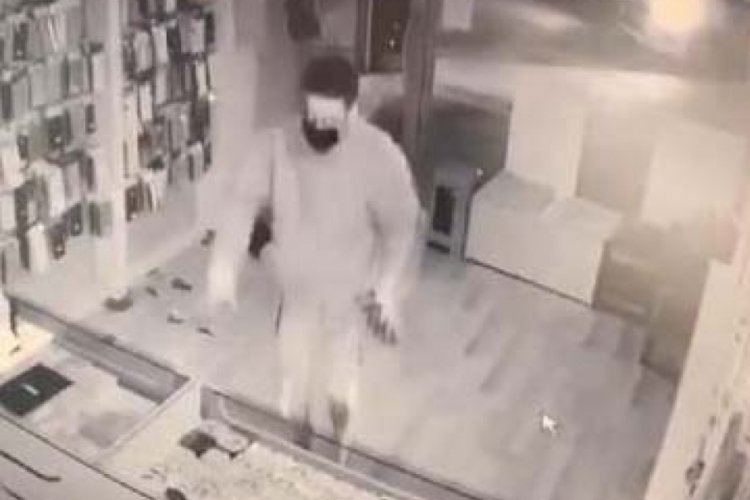 Girdiği iş yerinde alarm &ccedil;alınca ka&ccedil;tı
