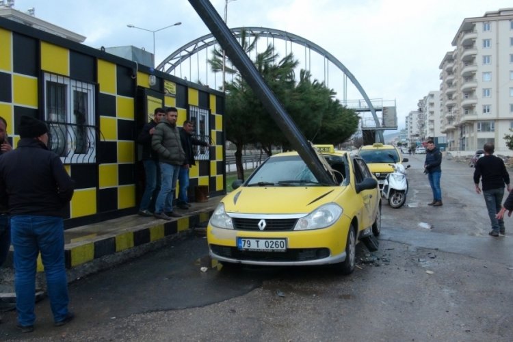 Kilis'te şiddetli fırtına! Demir par&ccedil;ası taksiye saplandı