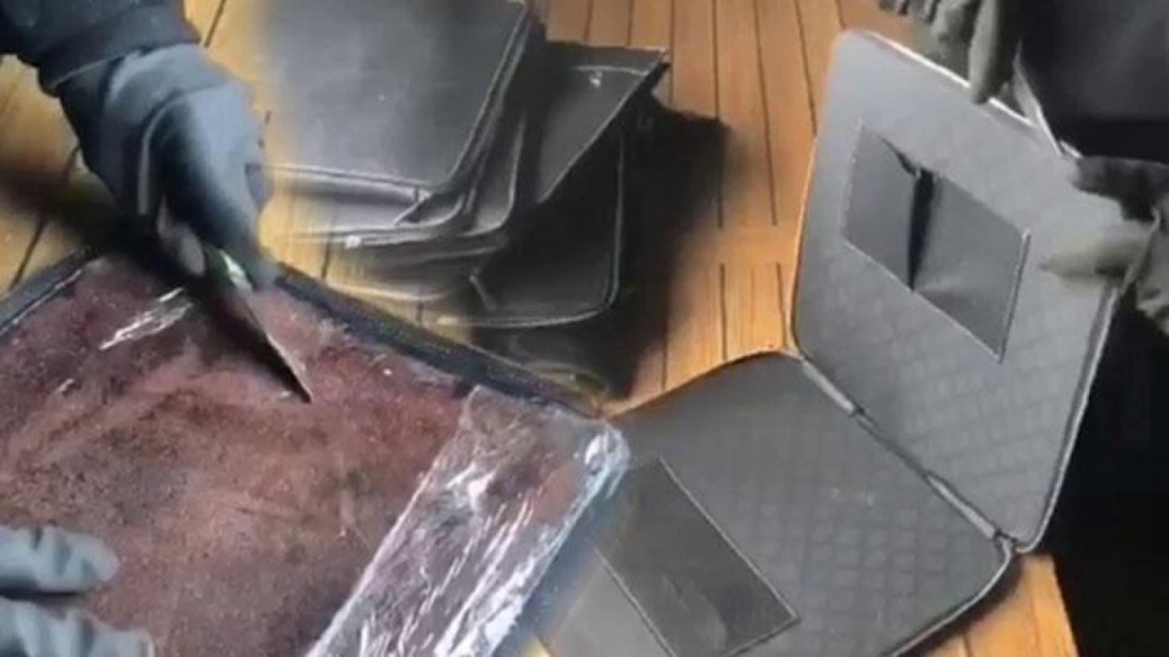 Evrak &ccedil;antasında bulunan s&uuml;ngerlerin i&ccedil;inden eroin &ccedil;ıktı