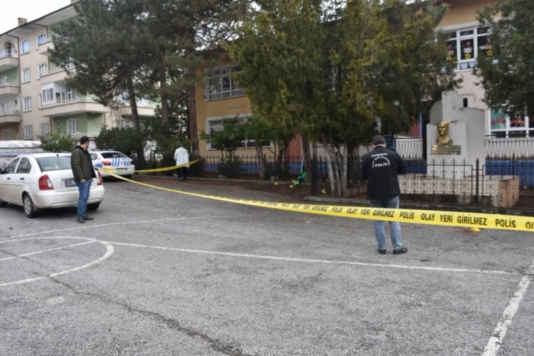 Malatya'da ilkokul bah&ccedil;esinde bı&ccedil;aklı kavga: 2 yaralı
