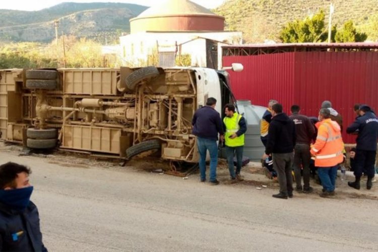 Mersin'de iş&ccedil;ileri taşıyan servis aracı kaza yaptı: 15 yaralı