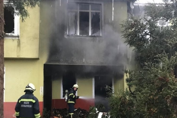 Rize'de d&uuml;şen yıldırım evlere zarar verdi
