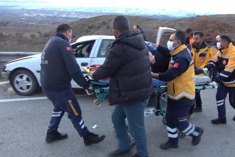 Otomobil ile takla atan yaşlı &ccedil;ift &ouml;l&uuml;mden d&ouml;nd&uuml;