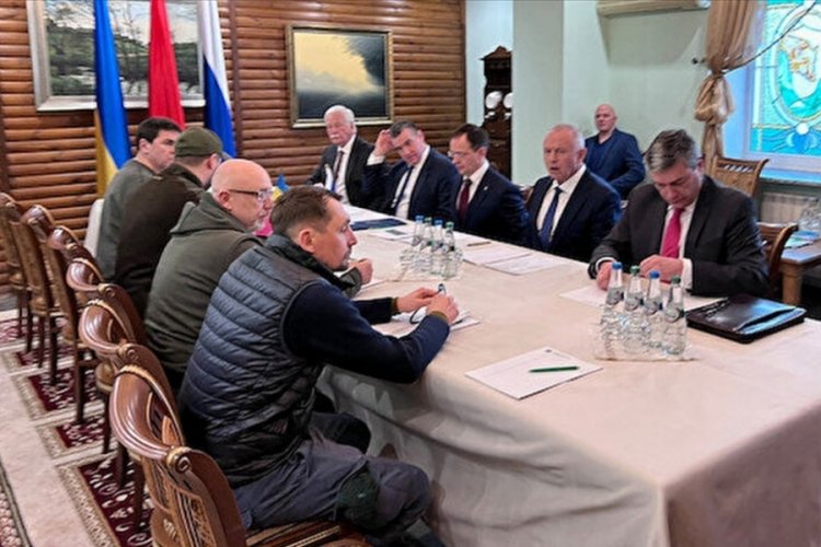 Ukrayna ve Rusya sivilleri tahliye etmek i&ccedil;in anlaşmaya vardı