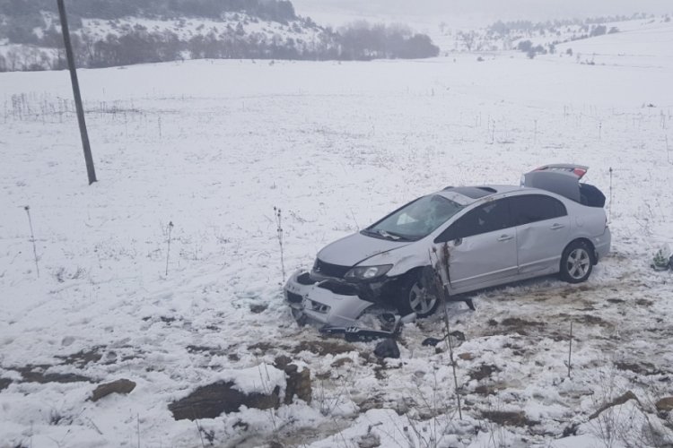 Kontrolden &ccedil;ıkan otomobil şarampole yuvarlandı: 3 yaralı