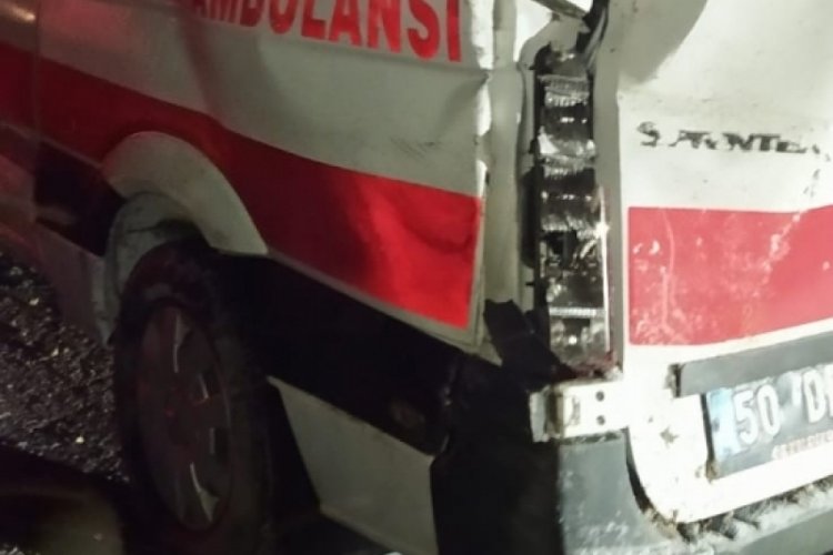 Hasta taşıyan ambulans buzlanma nedeniyle kaza yaptı: 1 yaralı