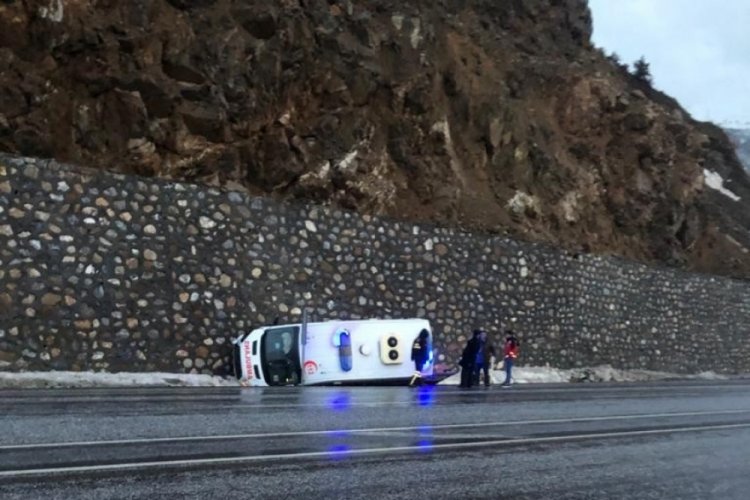 Bitlis'de ambulans devrildi